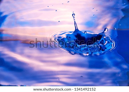 drop in water makes different splashes