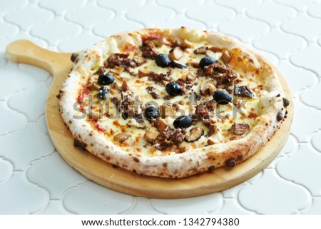 Grilled chicken, mushroom and olive pizza 