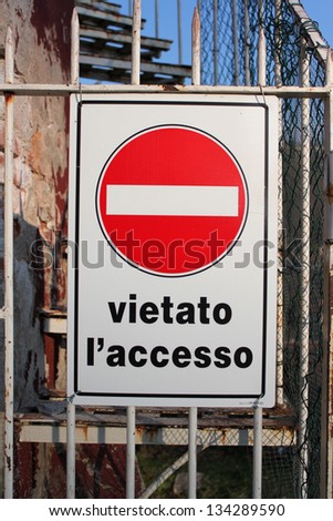 road sign indicating a prohibition, private property