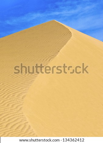 Dune in the Deserts of western Egypt with Ã¢Â?Â?SÃ¢Â?Â� shaped curve along ridge.