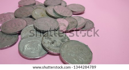 photo of coins with a large amount. photos of Indonesian coins of 500 fractions with a pink background.