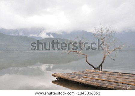 Photo of a bamboo raft on the lake