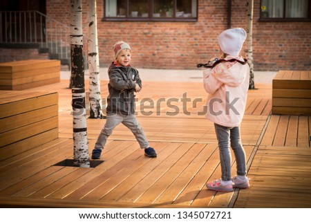 children play in the street photographers