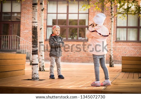 children play in the street photographers