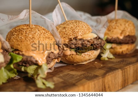 beef burgers with cheese