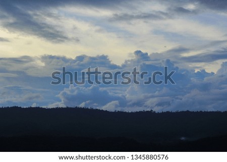 Clouds that look at the top of the mountain