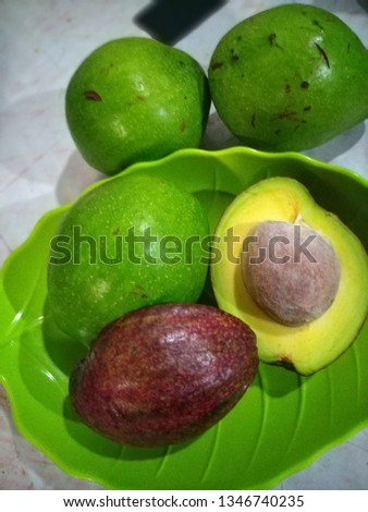 photos of fresh avocados