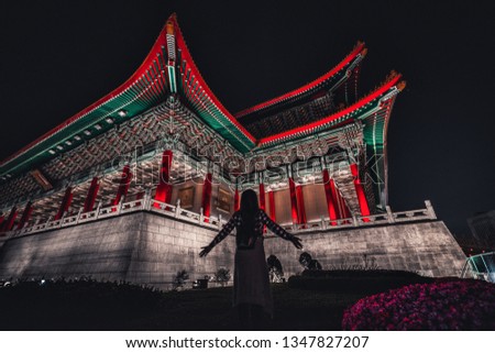 A woman tourist admires the National Concert Hall at night. Taipei, Taiwan

Translation:  National Concert Hall	
