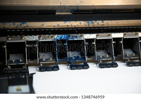 Large inkjet printer head working on vinyl