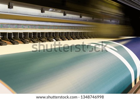 Large inkjet printer head working on vinyl