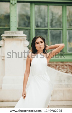bride pose in to the camera in Vienna