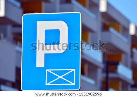 Parking sign showing free places