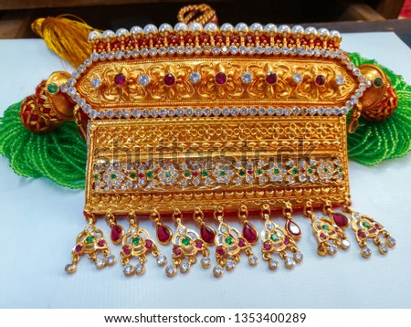 It is an ancient Rajasthani jewellery, especially worn in royal families. This ornament is considered to be the hallmark of royal homes
