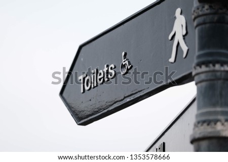 Black and white toilets sign 