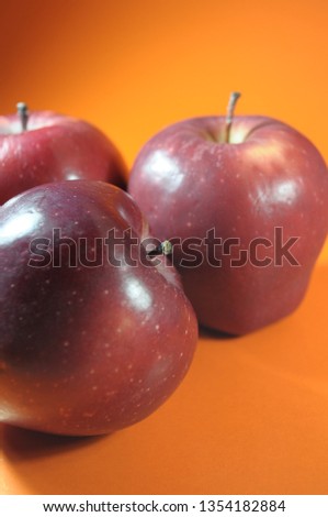 red starking apple