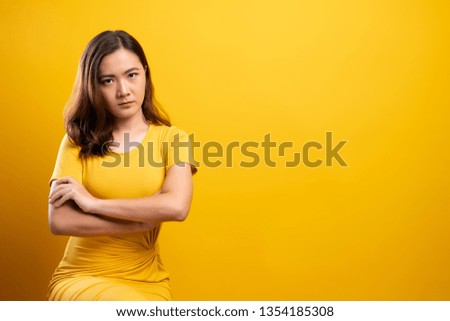 Angry woman isolated over yellow background
