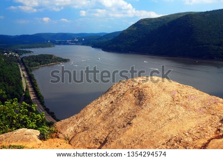 The view of the Hudson River from Breakneck Ridge