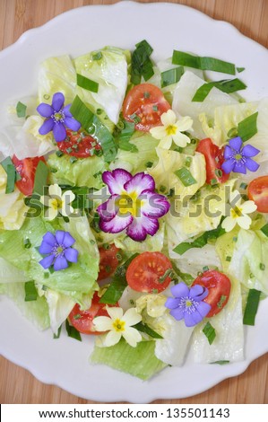 Salad of edible flowers