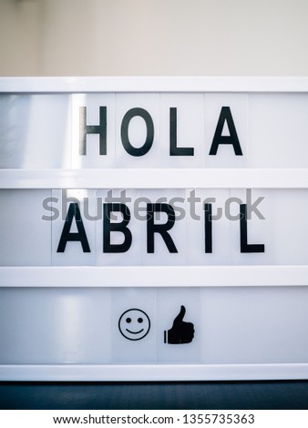 Welcome poster for April in Spanish