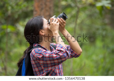 Photographer woman asian woman taking photos with slr camera professional photography during her vacation 