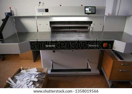 Typography equipment Cutting in printing, guillotine cutting
Paper cutting. Post-Print Processing