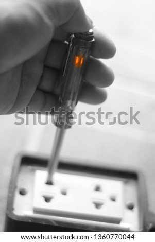 Measuring the power screwdriver Use to check electricity for safety in work.