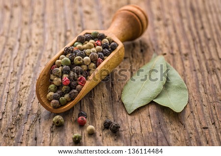 Spice scoop with mixed pepper