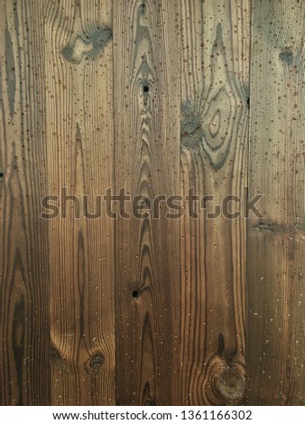 rain splash on wood which protect by polyurethane