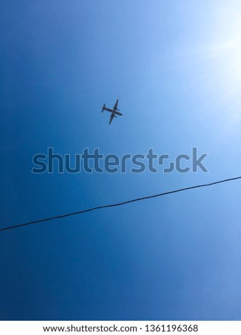 an airplane in the blu sky