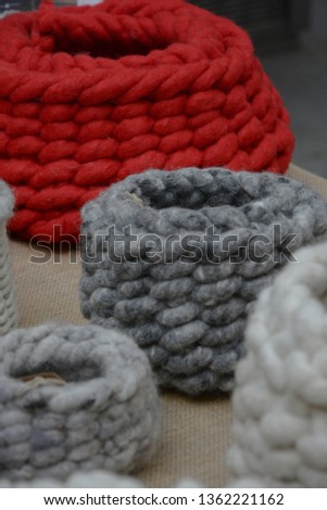 Baskets of virgin wool or natural wool made by hand
