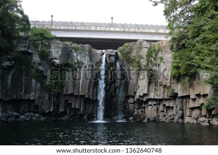 It is the scenery of "Cheonjeyeon waterfall" which is a waterfall in Jeju.