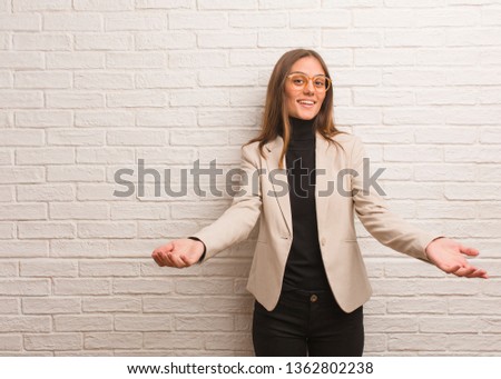 Young pretty business entrepreneur woman inviting to come