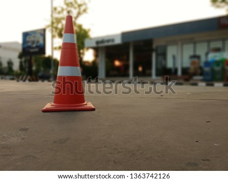 The red rubber cone has a backdrop, a restaurant station, a blurred background., Low light conditions