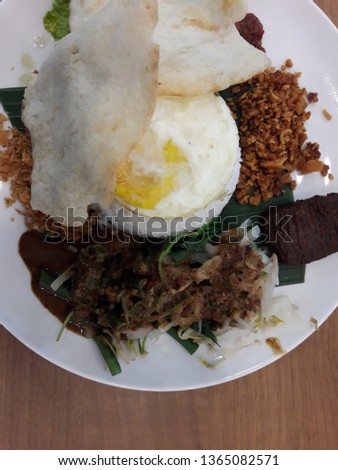 Rice Pecel Madiun
Healthy boiled vegetables smothered in typical Solo pecel spices complete.
