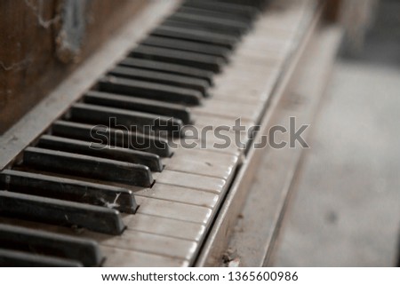 Old and dirty piano in Madrid.