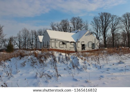 An abandoned house with catastrophic  foundation and structural problems. Royalty-Free Stock Photo #1365616832