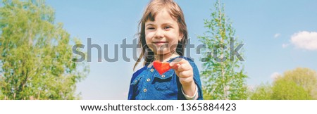 The heart is in the hands of the child. Selective focus. nature.