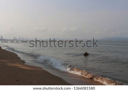 
The beauty of the sea in the evening, the silhouette of tourists are playing in the water, Pattaya Beach, Thailand, the background is blurred