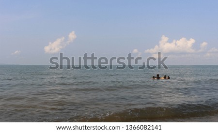 
The beauty of the sea in the evening, the silhouette of tourists are playing in the water, Pattaya Beach, Thailand, the background is blurred
