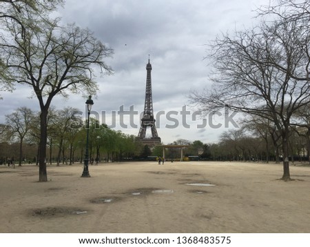 A simple picture of the iconic Eiffel Tower.