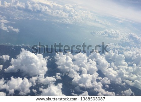 Aerial view from an airplane, Towering cumulus clouds Compared to Cauliflower The more powerful the wind, the more powerful it will be. This cloud became a thunderstorm in Thailand.
