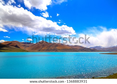 
Photographed in beautiful winner Tibet, the sky is blue, the water surface is clear, it is a good opportunity to take pictures.