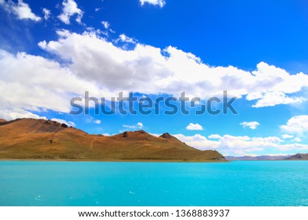 
Photographed in beautiful winner Tibet, the sky is blue, the water surface is clear, it is a good opportunity to take pictures.