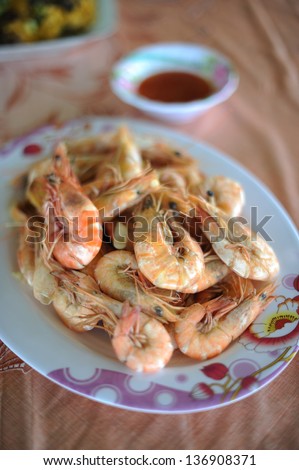  Fried shrimp with garlic.