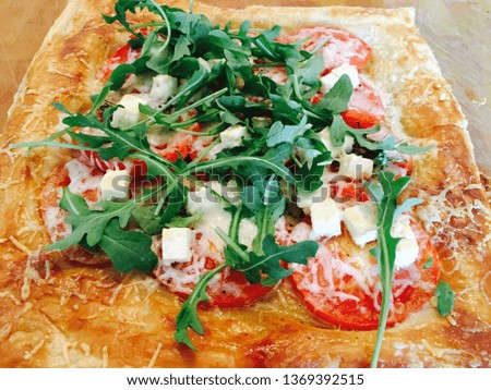 Fresh Pizza with Tomato, Arugula and Goat Cheese