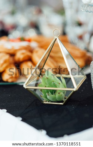 design of the wedding hall, in white and green color, wedding sweets close-up, cream sweets