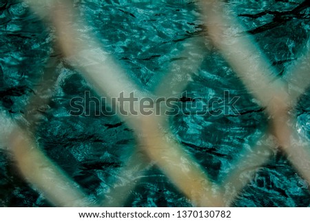 unfocused lattice with sea background