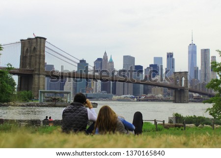 couple - romantic picnic at Brooklyn Bridge, New York City
