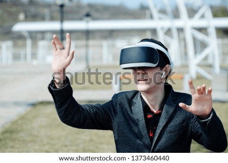 Mad office guy in lunch wearing virtual reality glasses in a city  permeates reality