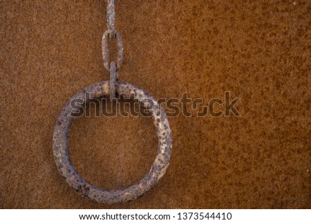A metal ring on an iron chain.Corrosion of the metal.